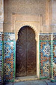Marrakech - la Madrasa di Ben Youssef, Decorazioni a stucco con iscrizione coranica in rilievo su una base di mattonelle zellij